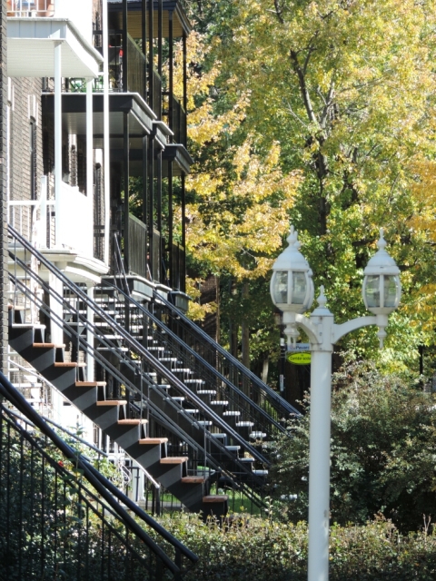 les escaliers extérieurs de la rue du Parc Marguerite-Bourgeoys