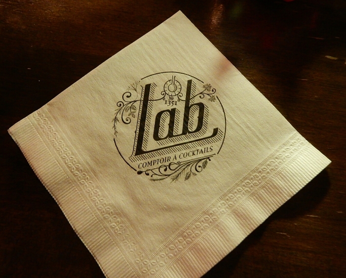 la "serviette de table" que le bartender prend la peine de placer méthodiquement sous chaque cocktail